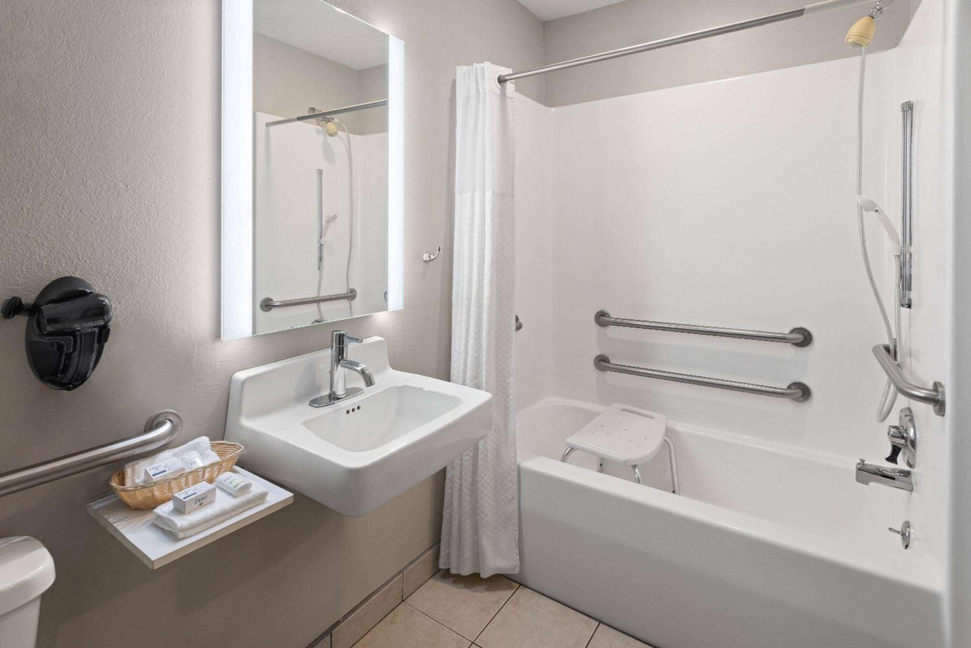 Baymont By Wyndham Lagrange Hotel Kültér fotó