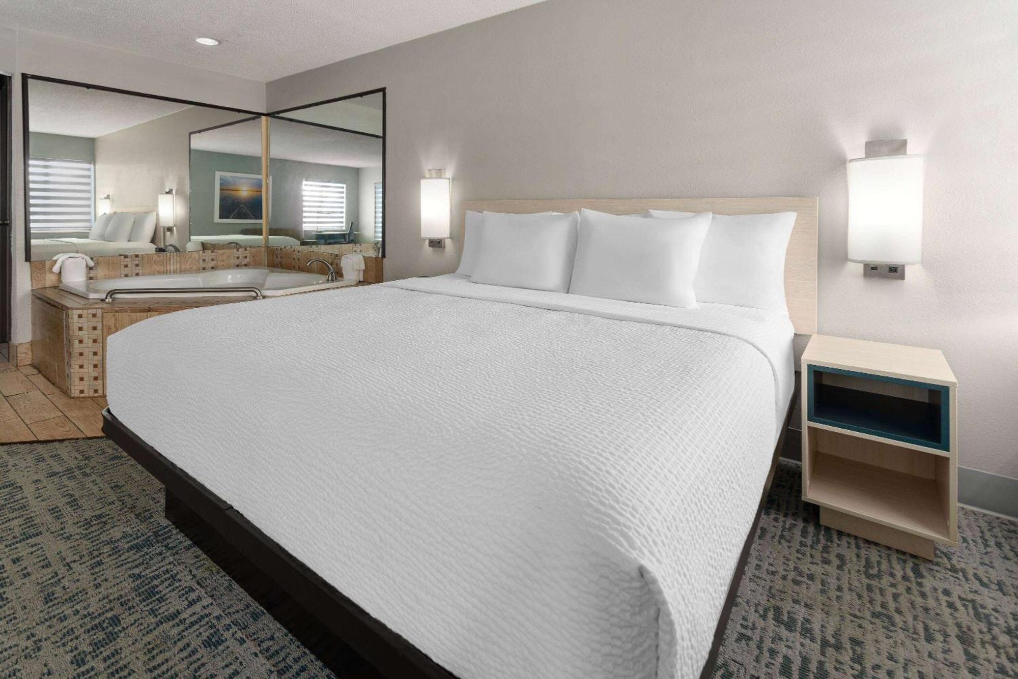 Baymont By Wyndham Lagrange Hotel Kültér fotó