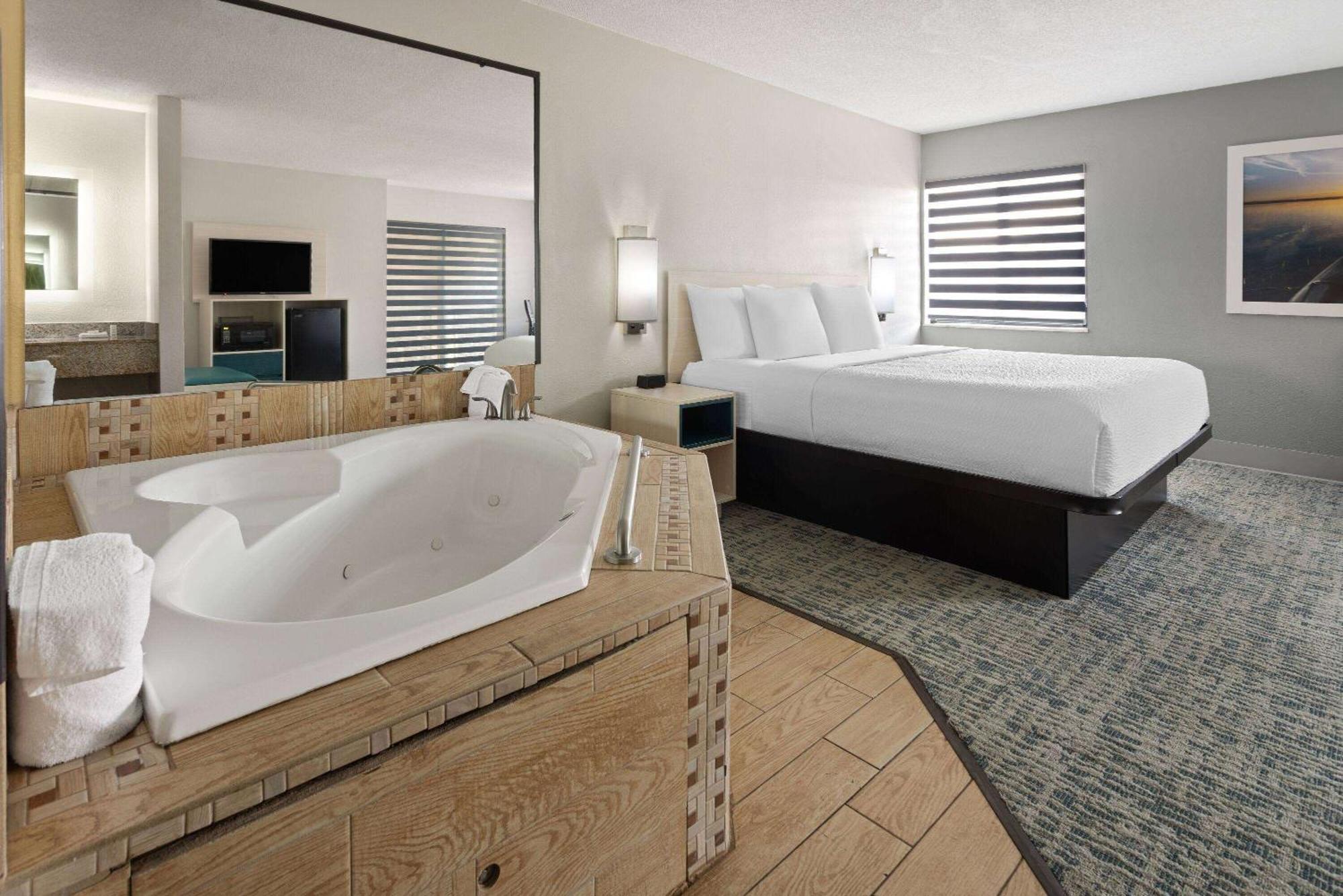 Baymont By Wyndham Lagrange Hotel Kültér fotó