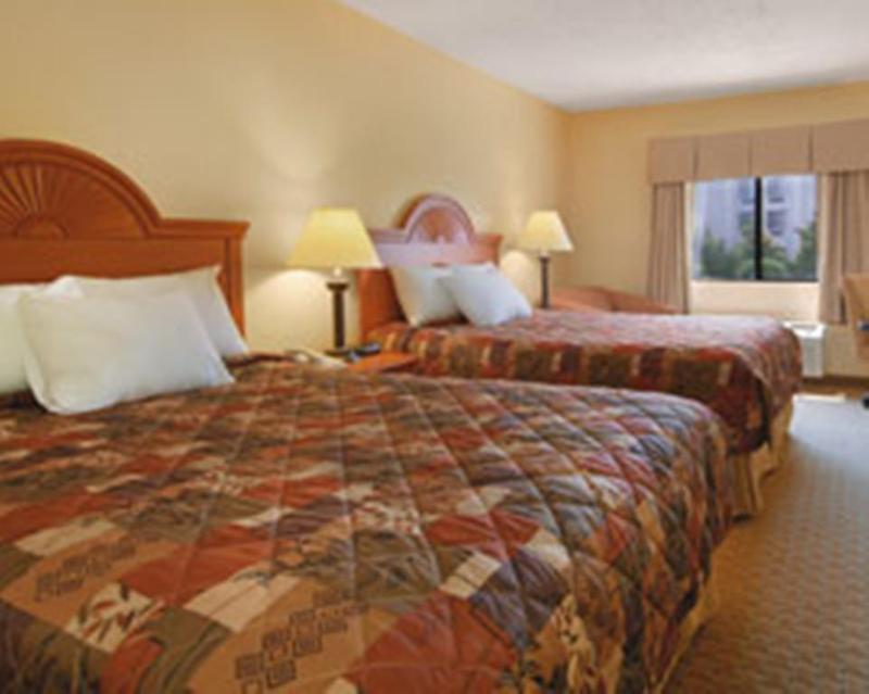 Baymont By Wyndham Lagrange Hotel Kültér fotó